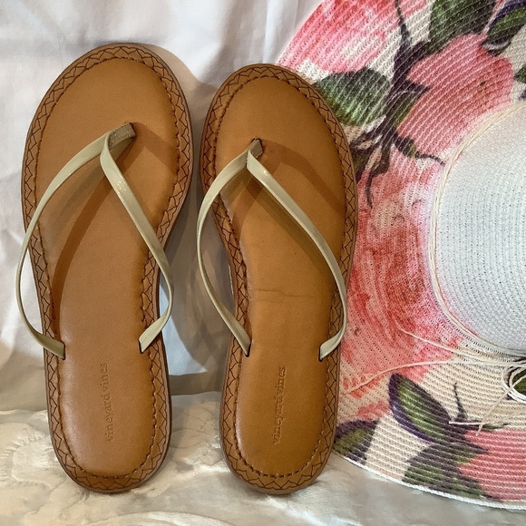 EUC Vineyard Vines Skinny flat flip flop beige sandals - Picture 1 of 8